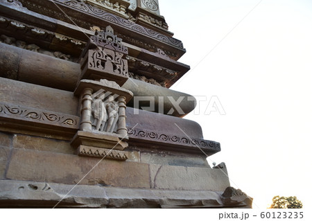 インドのカジュラーホー　世界遺産のカジュラーホー寺院　　美しい彫刻と夕暮れ 60123235