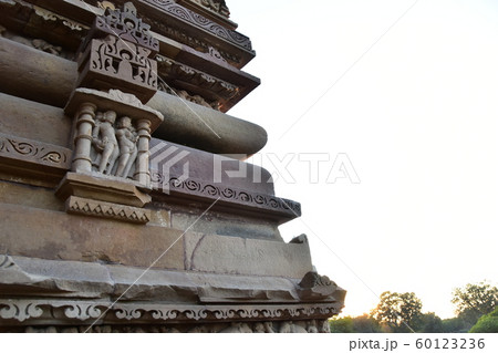 インドのカジュラーホー 世界遺産のカジュラーホー寺院 美しい彫刻と夕暮れ インドのカジュラーホー 世界遺産のカジュラーホー寺院 美しい彫刻と夕暮れ 60123236