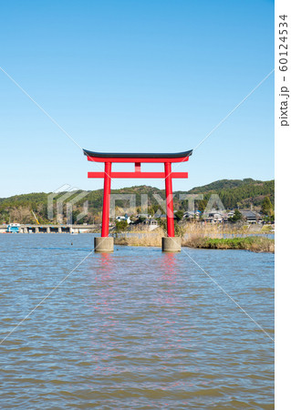 亀山湖と亀山水天宮鳥居 （千葉県君津市滝原） 2019年11月現在 60124534