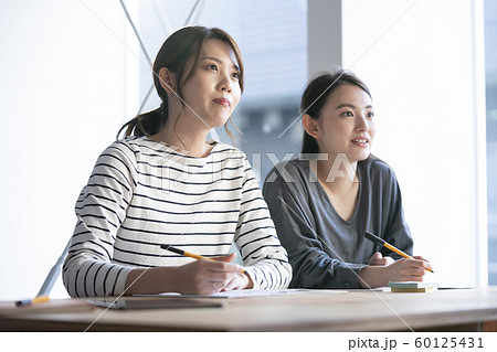 講義を聞く女性たち　イメージ 60125431