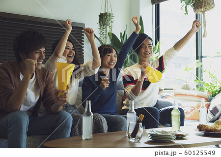 応援する若者グループ 60125549