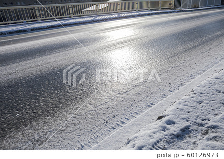 凍結路面 60126973