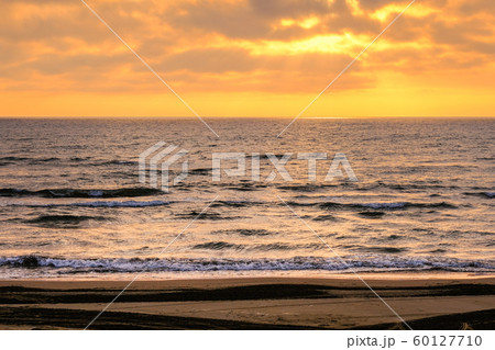 千里浜海岸の夕暮れ 60127710