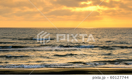 千里浜海岸の夕暮れ 60127744