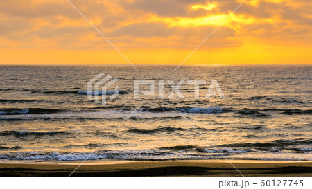 千里浜海岸の夕暮れ 60127745