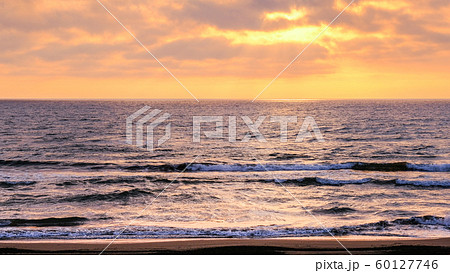 千里浜海岸の夕暮れ 60127746