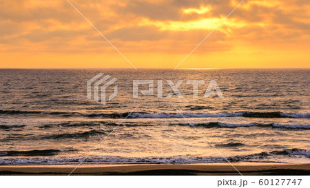 千里浜海岸の夕暮れ 60127747