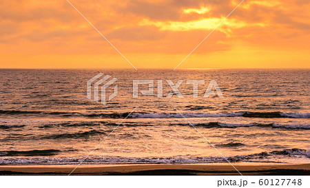 千里浜海岸の夕暮れ 60127748