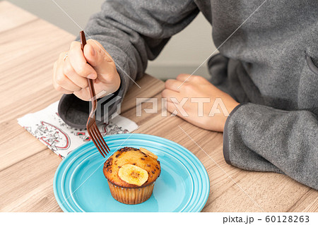 マフィンを食べる 60128263