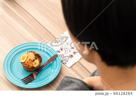 おやつを見つめる女 おやつを見つめる女 60128264