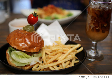 ランチタイムにハンバーガー 60128343