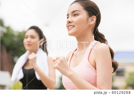 女性　スポーツウェア　ランニング 60129268