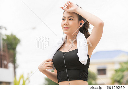 女性　スポーツウェア　ランニング 60129269