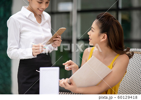 女性 ライフスタイル カフェ 女性 ライフスタイル カフェ 60129418