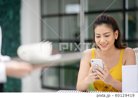 女性　ライフスタイル　カフェ 60129419