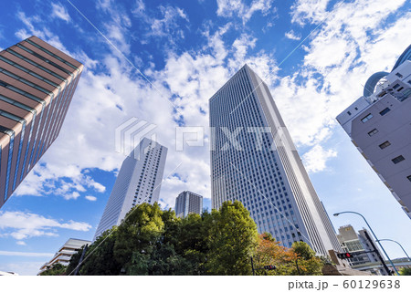 サンシャイン60の高層ビルディングと東池袋の街並み 60129638