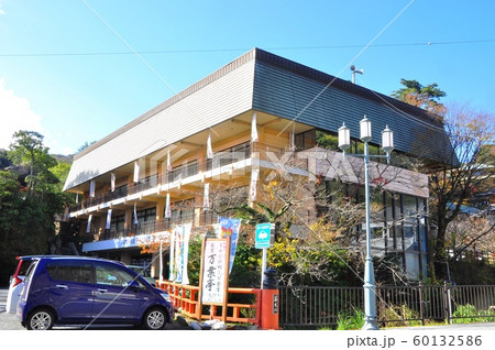 湯河原の町並み　万葉公園の観光会館 60132586