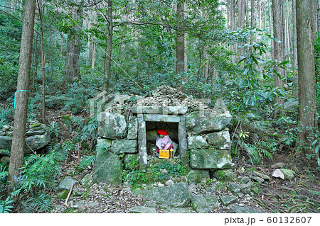 【熊野古道 馬越峠 夜泣き地蔵尊】 三重県北牟婁郡紀北町相賀 60132607