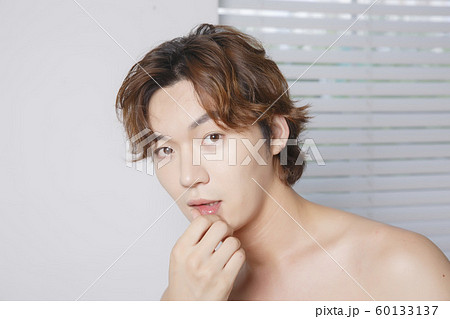 Close-up portrait of attractive young asian man, single man's lifestyle 051 Close-up portrait of attractive young asian man, single man's lifestyle 051 60133137