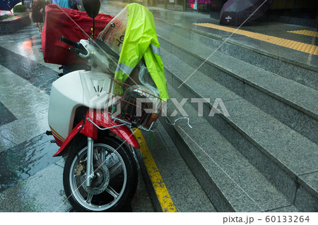 Rainy day, street scenery of Seoul, South Korea 083 60133264