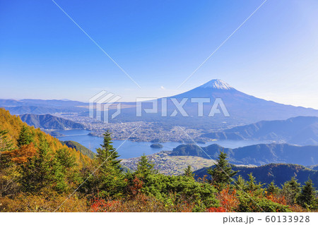 【山梨県】紅葉の新道峠から望む富士山と河口湖 【山梨県】紅葉の新道峠から望む富士山と河口湖 60133928