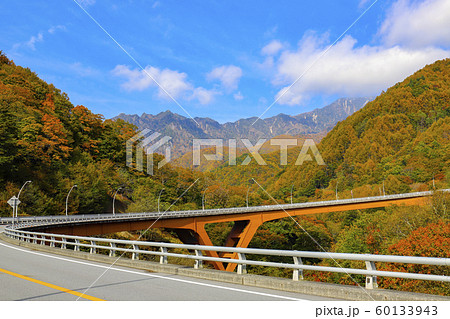【山梨県】紅葉の西沢大橋と鶏冠山 【山梨県】紅葉の西沢大橋と鶏冠山 60133943