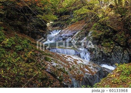 山梨県 紅葉の西沢渓谷 三重の滝の写真素材