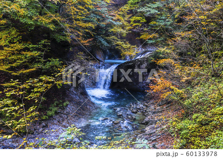 山梨県 紅葉の西沢渓谷 竜神の滝の写真素材