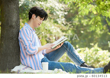 男性　公園　読書 60134513