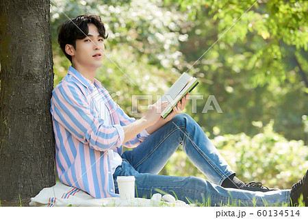 男性 公園 読書 男性 公園 読書 60134514