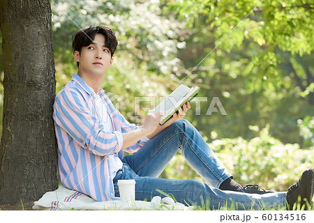 男性 公園 読書 男性 公園 読書 60134516