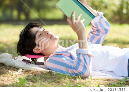 男性 公園 読書 男性 公園 読書 60134535