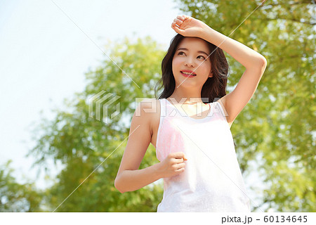 女性　公園　ランニング 60134645