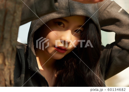 女性　公園　運動 60134682