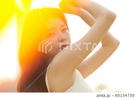 女性　ビューティー　夕日 60134730