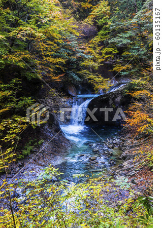 山梨県 紅葉の西沢渓谷 竜神の滝の写真素材