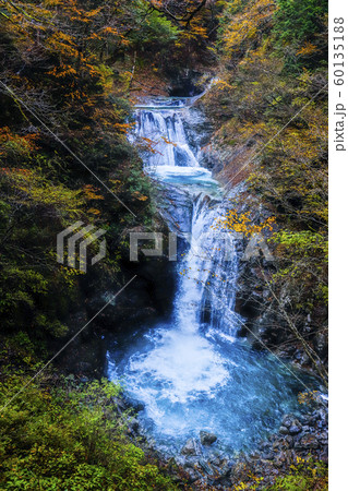 【山梨県】紅葉の西沢渓谷　七ツ釜五段の滝 60135188