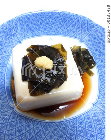 昆布煮とおろし生姜がのった豆腐 60135429