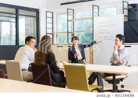 日本語の勉強をする外国人たち 60136686