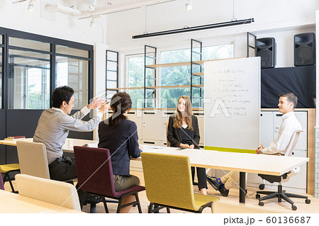 英会話教室で先生に質問する生徒 60136687