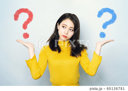 比較する女性 比較する女性 60136781