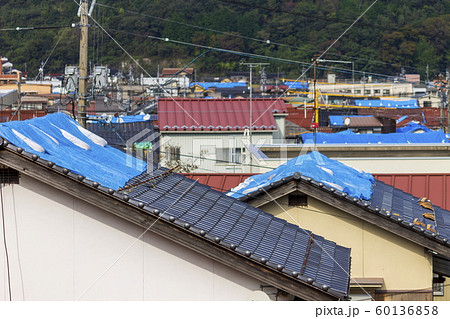 災害イメージ_屋根にブルーシートが掛かった被害住宅 災害イメージ_屋根にブルーシートが掛かった被害住宅 60136858