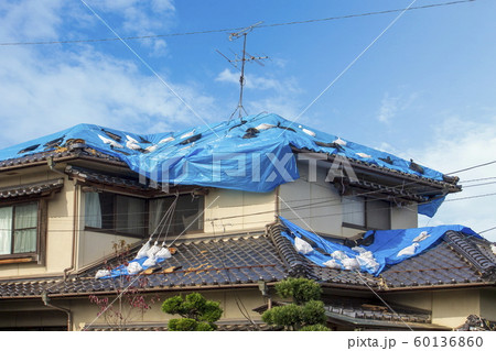 災害イメージ_屋根にブルーシートが掛かった被害住宅 災害イメージ_屋根にブルーシートが掛かった被害住宅 60136860