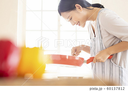 女性　ライフスタイル　クッキング 60137812