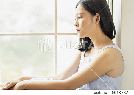 女性　ライフスタイル　ネガティブ 60137825