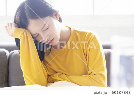 女性　ライフスタイル　体調不良 60137848