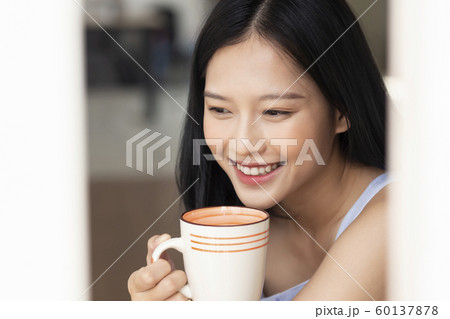 女性　ライフスタイル　ティータイム 60137878