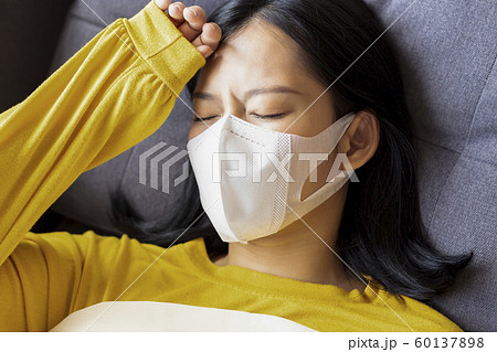 女性　ライフスタイル　体調不良 60137898