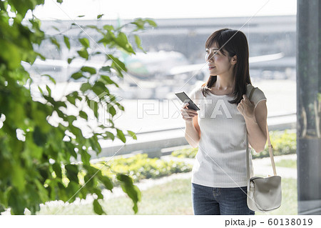 空港 窓辺 女性 スマホ 空港 窓辺 女性 スマホ 60138019