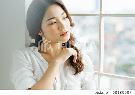 女性　ライフスタイル　起床 60139607